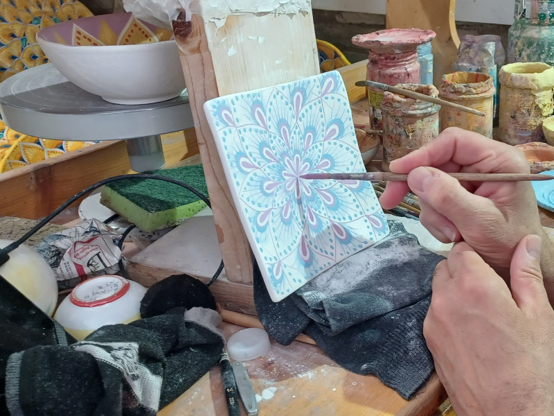 Ceramic Painting Workshop in Assisi &ndash; Hands of Umbria Experience